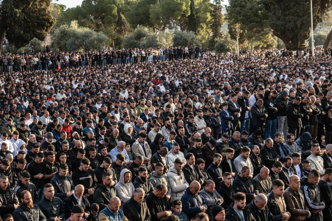 İsrail’in kısıtlamalarına rağmen akın ettiler: 120 Bin Filistinli Mescid-i Aksa’da saf tuttu - Resim: 18